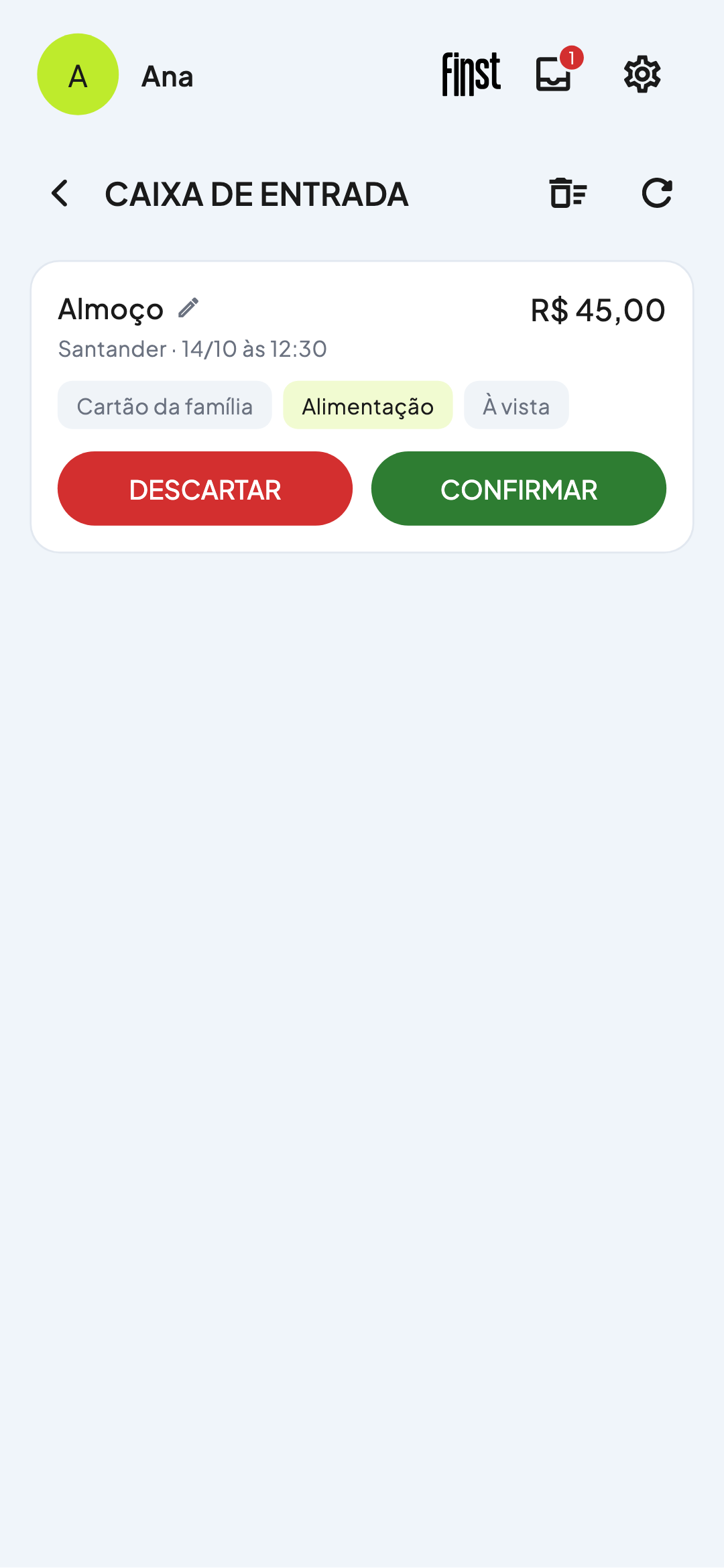 Caixa de entrada com uma compra de R$ 45,00 no Santander, almoço, cartão da família, esperando confirmar ou descartar.